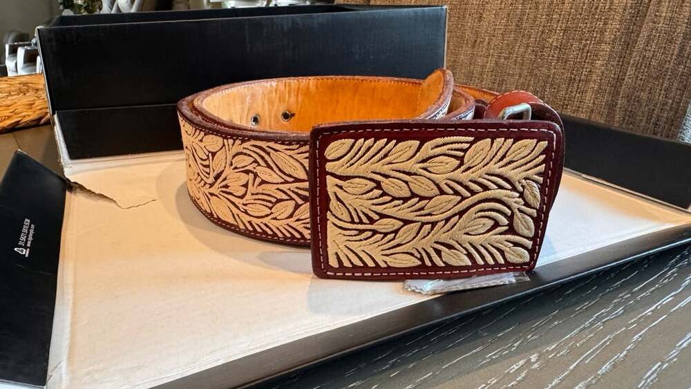 Cinto de Pita Western Leather Belt with Embroidered Leaf Design and Buckle